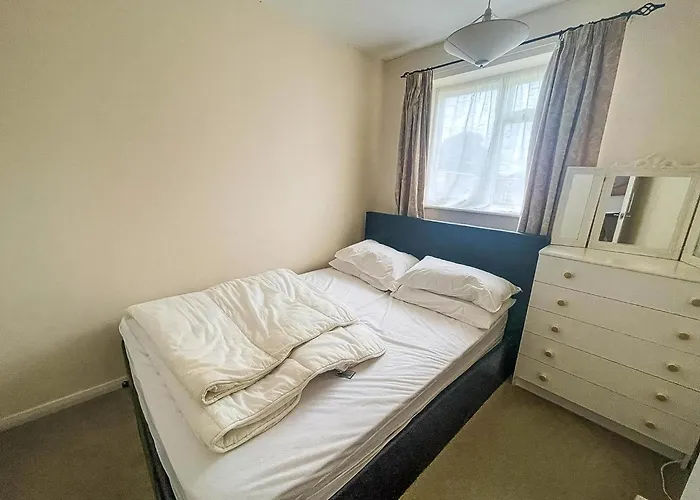 5 Berth Chalet To Hire In Hemsby Near Hemsby Beach Ref 18117B